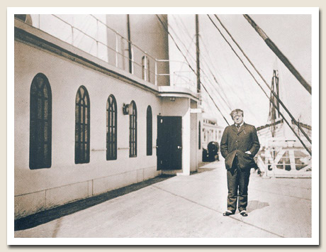Jacques Futrelle an Deck der Titanic, 11. April 1912, vor Anker bei Queenstown, Irland